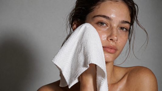 Doppia detersione: perché è il gesto più importante per una pelle sana e luminosa